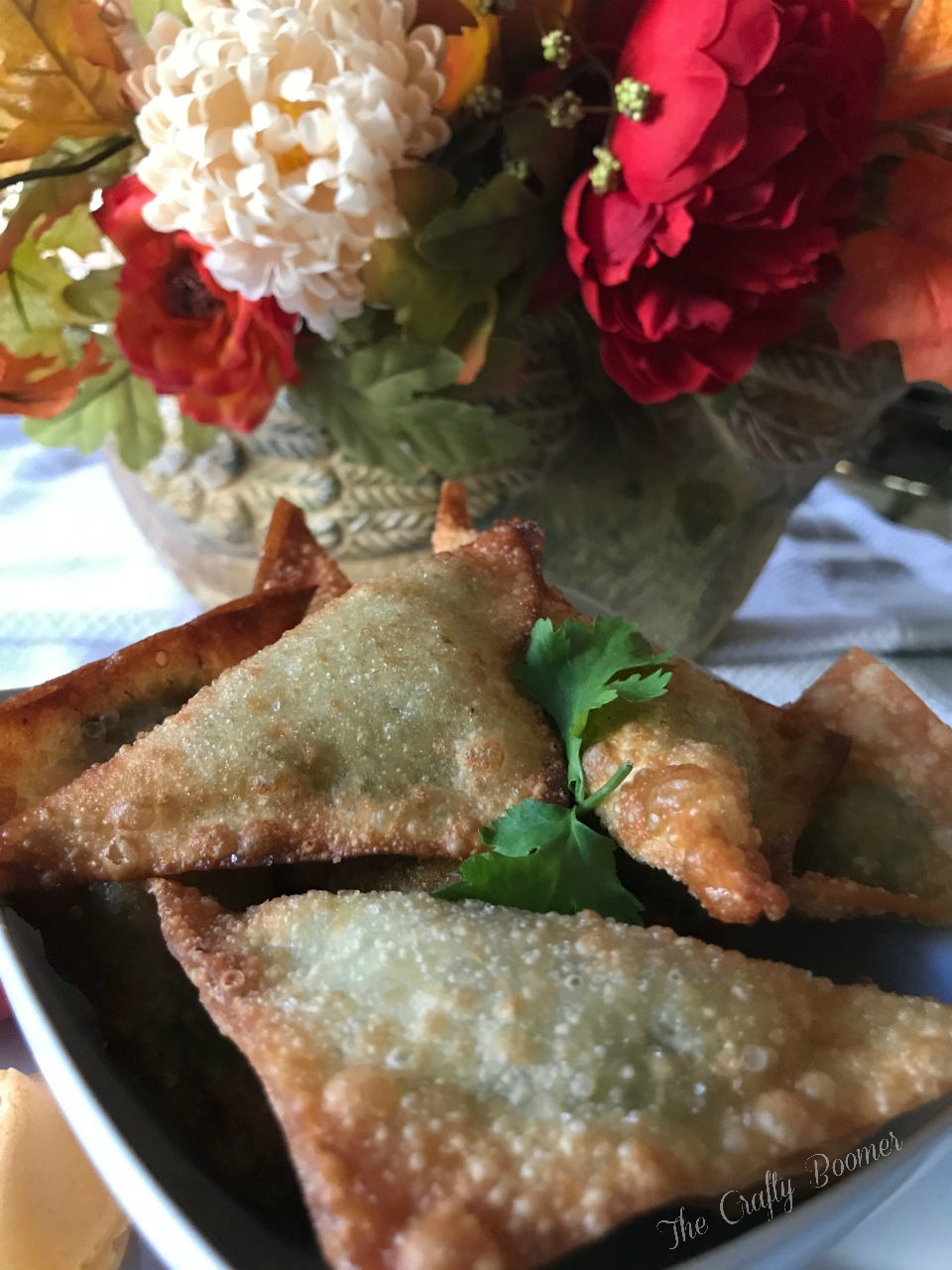 Crispy Spinach Artichoke Wontons are filled with a creamy filling with a crispy outer crunch.