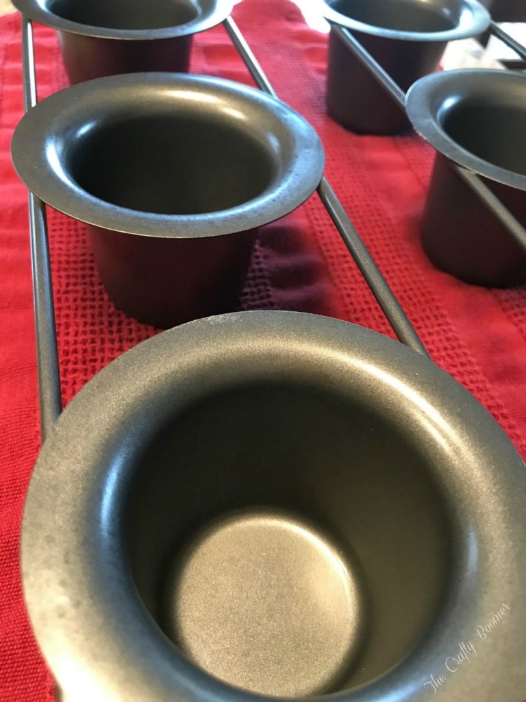 A 6 tin cooking device used to make popovers.